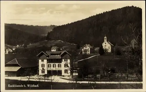 Ak Enzklösterle im Schwarzwald, Teilansicht vom Ort, Gasthaus zum Waldhorn, Kirche, Wiese, Wald