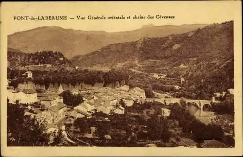 Ak Pont de Labeaume Ardeche, Gesamtansicht der Stadt, Chaine des Cevennes