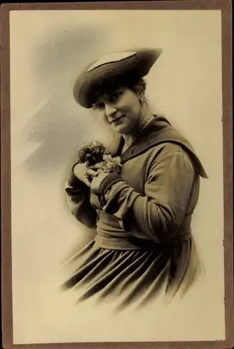 Foto Ak Portrait einer Frau, Hut, Blumen