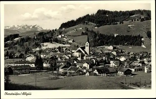 Ak Oberstaufen im Oberallgäu, Teilansicht vom Ort, Kirche, Almwiese