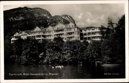 Ak Garmisch Partenkirchen in Oberbayern, Hotel Sonnenbichl, Außenansicht, Wasser, Wald, Berg Kramer
