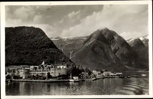 Ak Balholm Norwegen, Kviknes Hotel, Ortschaft mit Landschaftsblick