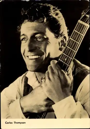 Ak Schauspieler Carlos Thompson, Portrait mit Gitarre