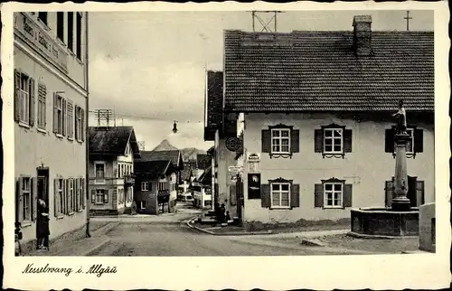 Ak Nesselwang im Ostallgäu, Brunnen, Gasthaus, Straßenpartie