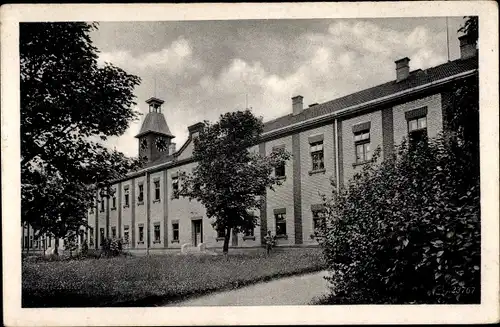 Ak Milovice nad Labem Milowitz Mittelböhmen, Gebäude, Uhrenturm, Kaserne?