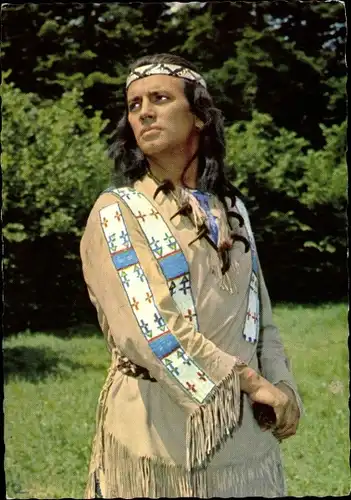 Ak Schauspieler Pierre Brice, Portrait als Winnetou, Indianer