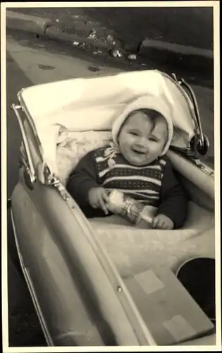 Foto Ak Baby in einem Kinderwagen