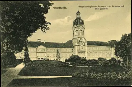 Ak Neustrelitz Mecklenburg Vorpommern, Großherzogliches Schloss vom Schlosspark