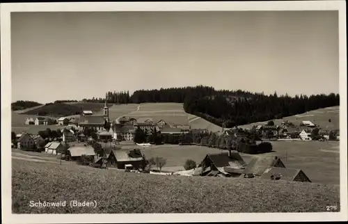 Ak Schönwald im Schwarzwald Baden Württemberg, Blick auf den Ort, Kirche, Felder