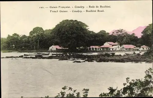 Ak Konakry Conakry Guinea, Rade de Boulbiné, vue partielle du village, rivage