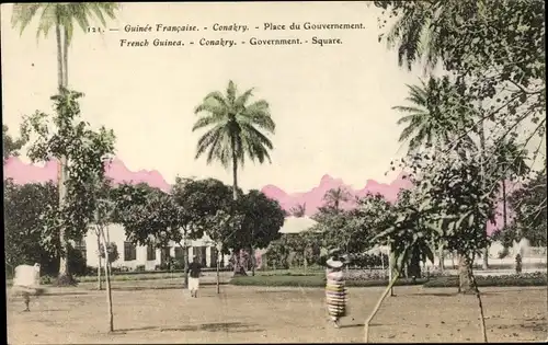 Ak Konakry Conakry Guinea, Place du Gouvernement, palmiers, arbres, piétons