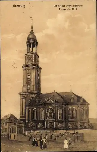 Ak Hamburg, Michaeliskirche, Totalansicht, neu eingeweiht 1912, Fußgänger