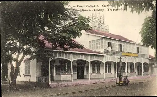 Ak Konakry Conakry Guinea, La Poste, vue extérieure, rails