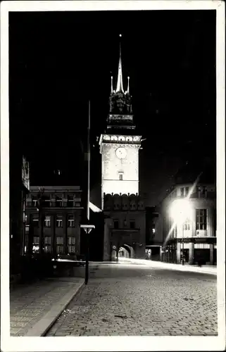 Ak Pardubice Pardubitz Stadt, Uhrenturm, Nachtansicht