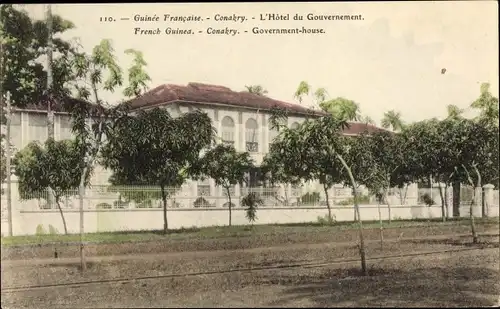 Ak Konakry Conakry Guinea, L'Hôtel du Gouvernement, vue extérieure, rue, arbres