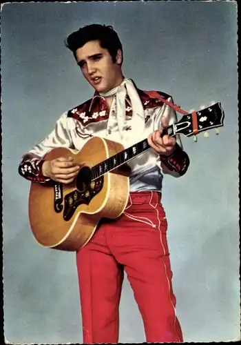 Ak Musiker Elvis Presley, Rock n Roll, Portrait mit Gitarre