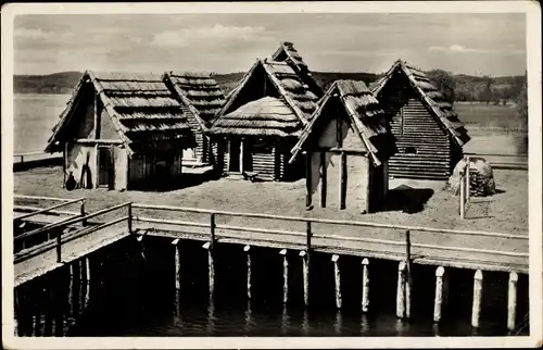 Ak Unteruhldingen Uhldingen Mühlhofen im Bodenseekreis, Pfahlbauten, Gesamtansicht, Steg, Bronzezeit