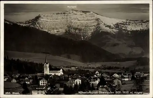 Ak Oberstaufen im Oberallgäu, Totalansicht vom Ort, Kirche, Hochgrat