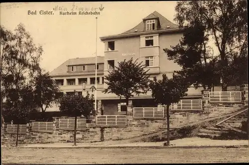 Ak Bad Elster im Vogtland, Kurheim Reichsbahn, Außenansicht, Straße, Treppe, Bäume