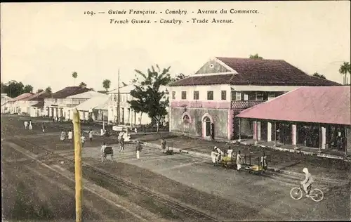 Ak Konakry Conakry Guinea, Avenue du Commerce, vue générale, maisons, cycliste, piétons