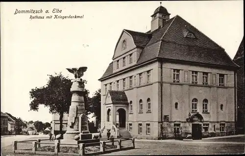 Ak Dommitzsch Sachsen, Rathaus, Kriegerdenkmal
