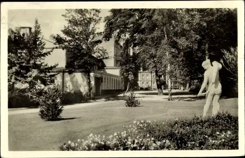 Ak Brandenburg an der Havel, Stadthalle, Garten, Statue