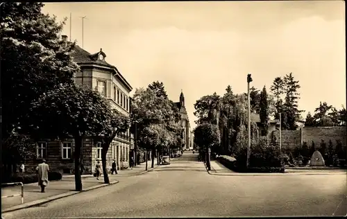 Ak Kamenz in Sachsen, Poststraße, Kreuzung, Fußgänger, Bäume