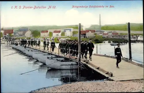 Ak 1. K. S. Pionier Bataillon No. 12, Kriegsmässige Schiffbrücke im Bau