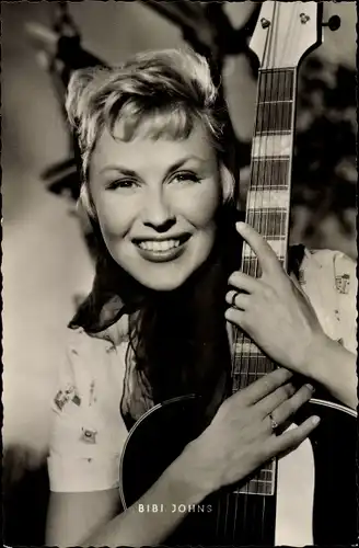 Ak Schauspielerin Bibi Johns, Portrait mit Gitarre