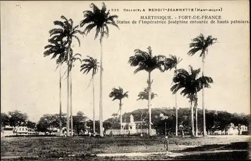 Ak Fort de France Martinique, Statue de l'Impératrice Joséphine entourée de hauts palmiers