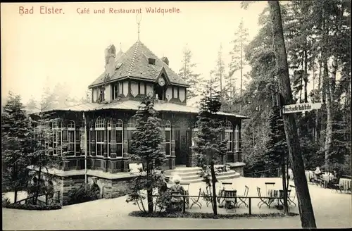 Ak Bad Elster im Vogtland, Café u. Restaurant Waldquelle, Außenansicht, Wegweiser Rodelbahn