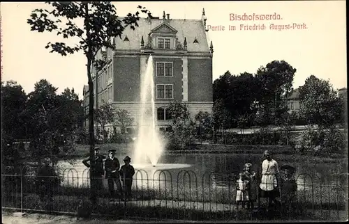 Ak Bischofswerda in Sachsen, Partie im Friedrich August Park, Teich, Fontäne, Haus, Kinder