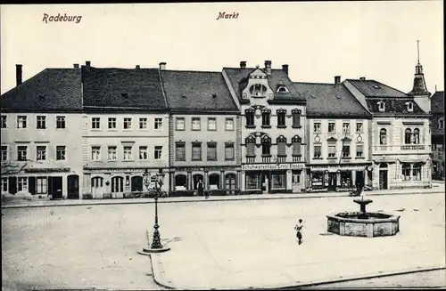 Ak Radeburg in Sachsen, Marktplatz, Brunnen