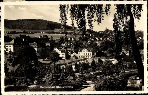 Ak Oberschlema Bad Schlema im Erzgebirge Sachsen, Konzertplatz, Panorama vom Ort