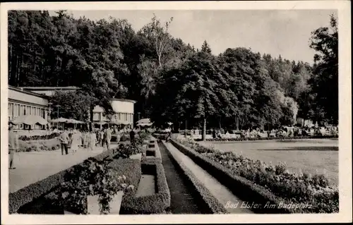 Ak Bad Elster im Vogtland, Partie am Badecafé, Blumenbeet, Besucher, Gebäude, Waldrand