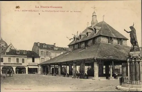 Ak Montréjeau Haute Garonne, La Statue Saint Jean et la Halle