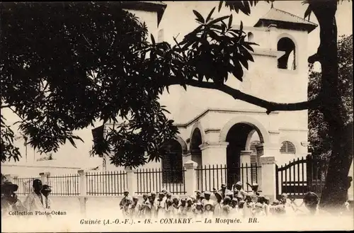 Ak Konakry Conakry Guinea, La Mosquee, Moschee, Anwohner