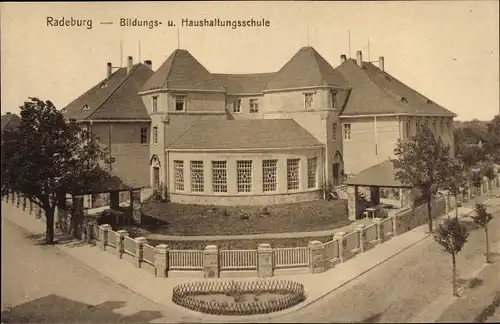 Ak Radeburg in Sachsen, Bildungs- u. Haushaltungsschule, Totalansicht, Straßeneck, Garten, Pavillons
