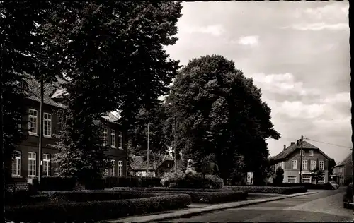 Ak Esens Ostfriesland, Bäume, Gebäude, Straße