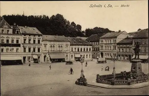 Ak Sebnitz in Sachsen, Markt, Denkmal, Hutmacher Gustav Puttrich, Markt Drogerie