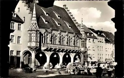 Ak Freiburg im Breisgau, historisches Kaufhaus auf dem Münsterplatz