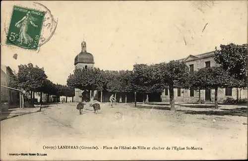Ak Landiras Gironde, Place de l'Hôtel de Ville et clocher de l'Église St. Martin