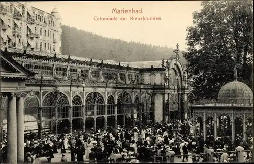 Ak Mariánské Lázně Marienbad Reg. Karlsbad, Kolonnade am Kreuzbrunnen