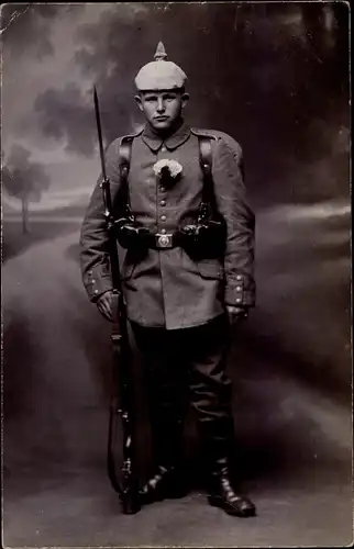 Foto Ak Deutscher Soldat in Uniform, Bajonett, Gewehr, Pickelhaube