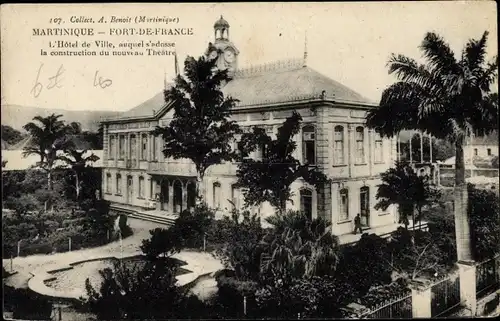 Ak Fort de France Martinique, L'Hôtel de Ville, auquel s'adosse la construction du nouveau Théâtre