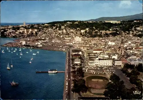 Ak Fort de France Martinique, Vue aérienne de la ville, port, voiliers