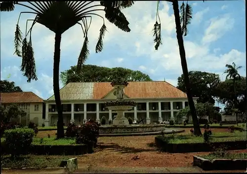 Ak Cayenne Guyane Francaise Französisch Guayana, Ancienne préfecture, vue extérieure, fontaine