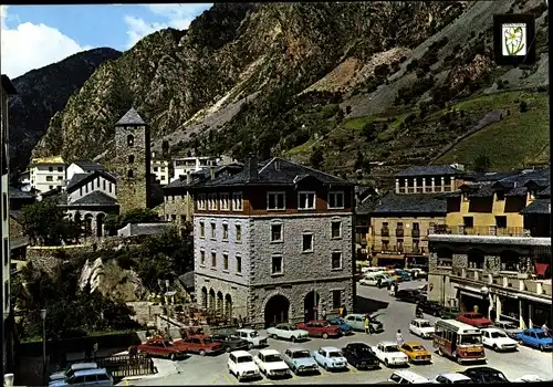 Ak Andorra la Vella Andorra, Place de l'Eglise, vue d'en haut, voitures garées, clocher, blason