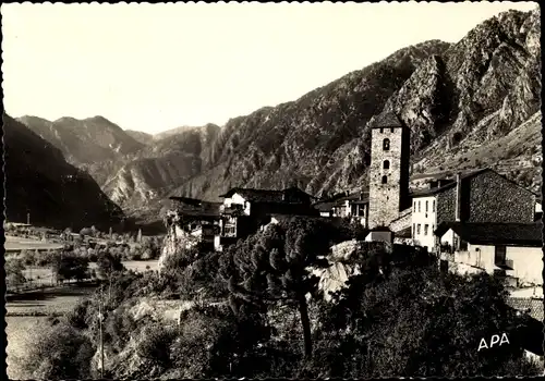 Ak Andorra la Vella Andorra, vue partielle de la ville, clocher, vallée, chaîne de collines