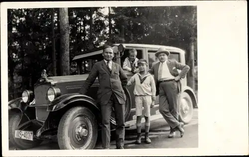 Foto Ak Familie vor ihrem Automobil, Kennzeichen IIIS-4037